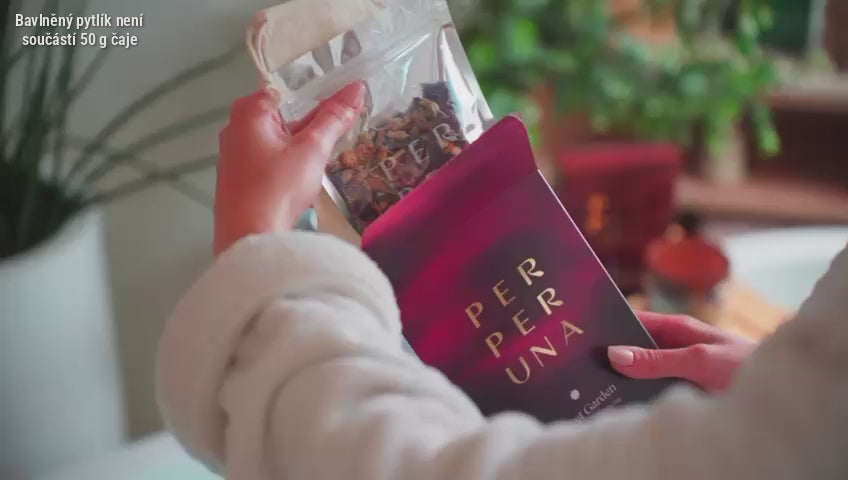 Žena připravuje čaj do koupele a relaxuje ve vaně – bavlněný pytlík není součástí 50 g čaje
